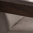 Sillón tapizado en poliéster en color crema – detalle