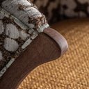 Sillón tapizado en poliéster en color ocre – detalle