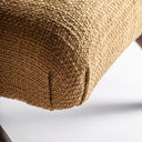 Sillón tapizado en poliéster en color ocre – detalle