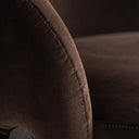 Sillón tapizado en terciopelo en color chocolate – detalle