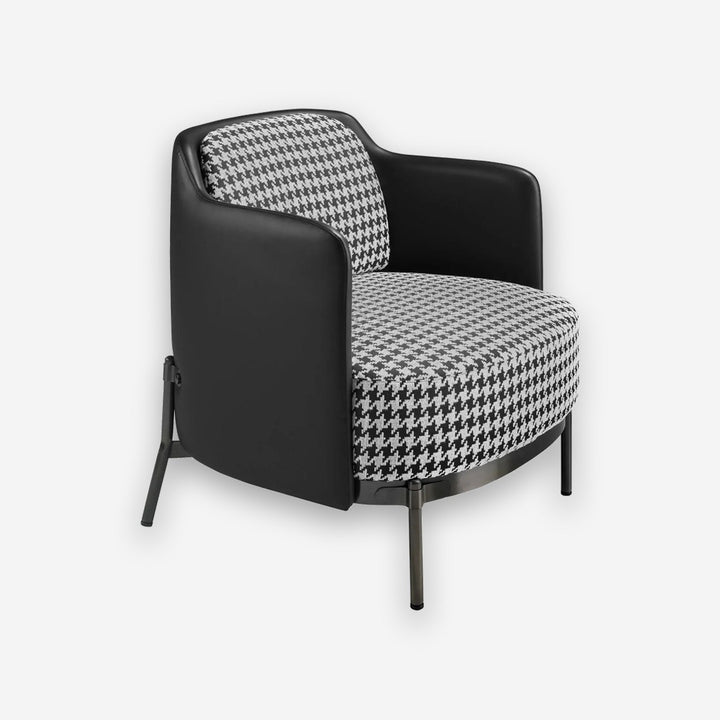 Sillón tela blanca y negra y polipiel negro sobre fondo gris de estudio