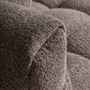 Sofá de madera de alerce y poliéster en color marrón – detalle