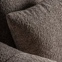 Sofá de madera de alerce y poliéster en color marrón – detalle