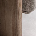 Sofá de madera de olmo y poliéster en color marrón – detalle
