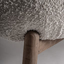 Sofá de madera de olmo y poliéster en color marrón claro – detalle