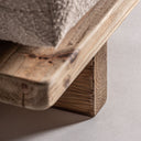 Sofá de madera de pino reciclado y poliéster en color marrón – detalle
