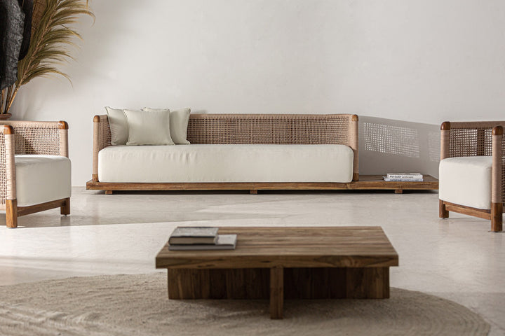 Sofá de madera de teca reciclada y polipropileno reciclado en color marrón – ambiente