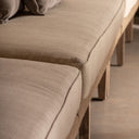 Sofá de madera de teca y lino en color blanco roto – detalle
