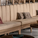 Sofá de madera de teca y lino en color blanco roto – ambiente