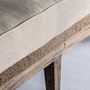 Sofá de madera de teca y lino en color blanco roto – detalle