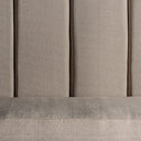 Sofá de madera de teca y lino en color blanco roto – detalle