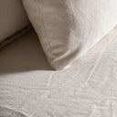 Sofá modular tapizado en lino en color blanco de inspiración art déco 110 x 85 cm – detalle