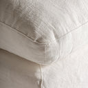 Sofá modular tapizado en lino en color blanco de inspiración art déco – Diseño 4 / Reposapiés / 90 x 90 x 48 cm – detalle