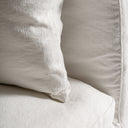 Sofá modular tapizado en lino en color blanco de inspiración art déco – detalle