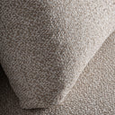 Sofá modular tapizado en poliéster en color crema de líneas contemporáneas – detalle