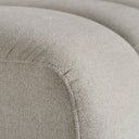 Sofá modular tapizado en poliéster en color gris con módulos acolchados – detalle