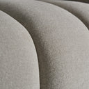 Sofá modular tapizado en poliéster en color gris con módulos acolchados – detalle