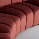 Sofá modular tapizado en terciopelo en color rosa – detalle