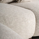 Sofá tapizado en poliéster en color blanco roto 375 x 142 x 88 cm – detalle