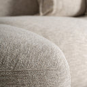 Sofá tapizado en poliéster en color blanco roto 375 x 142 x 88 cm – detalle