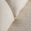 Sofá tapizado en poliéster en color crema – detalle