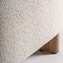 Sofá tapizado en poliéster en color marrón y beige – detalle