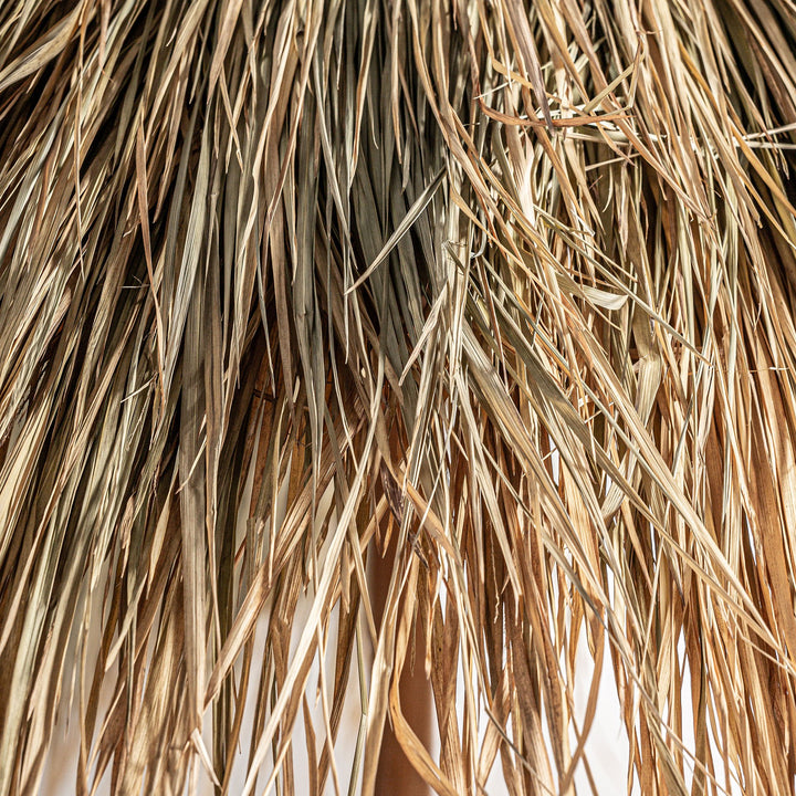 Sombrilla de madera de teca y paja en color marrón – detalle