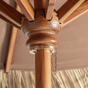 Sombrilla de madera de teca y paja en color marrón – detalle