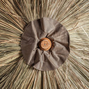 Sombrilla de madera de teca y paja en color marrón – detalle
