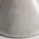 Taburete alto de cemento en color gris – detalle