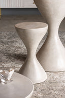 Taburete alto de cemento en color gris – detalle