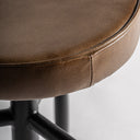Taburete alto de hierro y piel de cabra en color negro – detalle