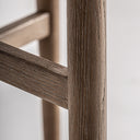 Taburete alto de madera de fresno y poliéster en color marrón – detalle
