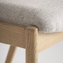Taburete alto de madera de fresno y poliéster en color marrón claro – detalle