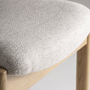 Taburete alto de madera de fresno y poliéster en color marrón claro – detalle