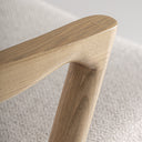 Taburete alto de madera de fresno y poliéster en color marrón claro – detalle