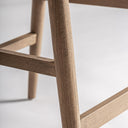 Taburete alto de madera de haya y poliéster en color marrón claro mate – detalle