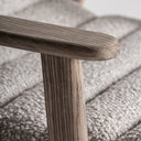 Taburete alto de madera de olmo y poliéster en color marrón claro – detalle