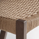 Taburete alto de madera de roble y fibra natural en color marrón (pack de 2) – detalle