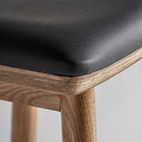 Taburete alto de madera de roble y polipiel en color negro – detalle