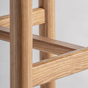 Taburete alto de madera de roble y polipiel en color negro – detalle