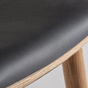 Taburete alto de madera de roble y polipiel en color negro – detalle