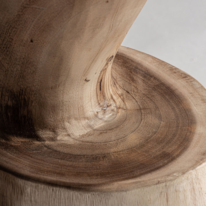 Taburete alto de madera de suar en color marrón natural 31 x 71 cm – detalle