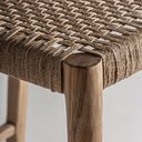 Taburete alto de madera de teca y fibra natural en color marrón de estilo nórdico – 42 x 50 x 108 cm – detalle