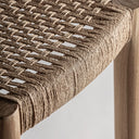 Taburete alto de madera de teca y fibra natural en color marrón de estilo nórdico – detalle