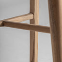 Taburete alto de madera de teca y fibra natural en color marrón de estilo nórdico – detalle