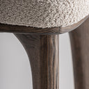 Taburete alto de poliéster y madera de fresno en color beige 38 x 65 cm – detalle