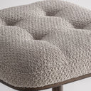 Taburete alto de poliéster y madera de fresno en color beige 38 x 65 cm – detalle