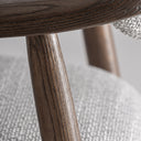 Taburete alto de poliéster y madera de fresno en color gris – detalle
