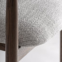 Taburete alto de poliéster y madera de fresno en color gris – detalle